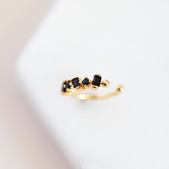 Black Stone Ear Cuff (S925) - Picture 2 of 8